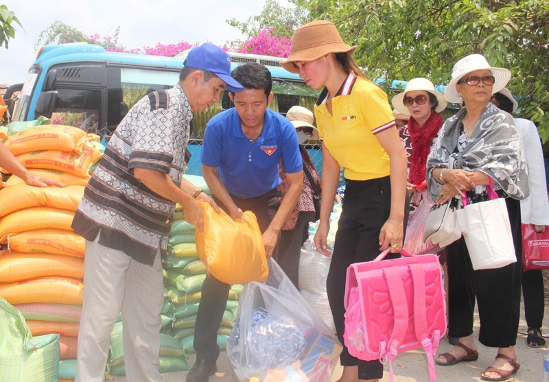 Đại diện Huyện Đoàn Buôn Đôn và nhóm từ thiện Sen Vàng Bình Dương (tình Bình Dương) tặng quà cho người dân buôn Drang Pho6k, xã Krong Na (huyện Buôn Đôn).