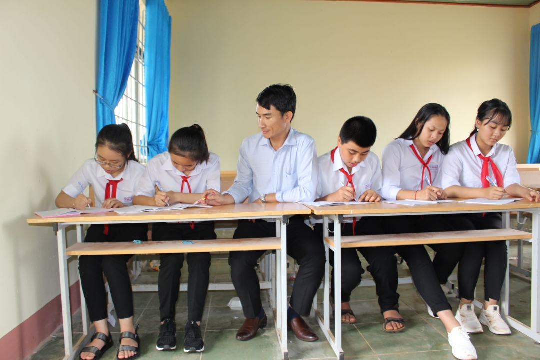 Thầy giáo Phùng Nguyễn Minh Đương hướng dẫn ôn tập bài cho học sinh.