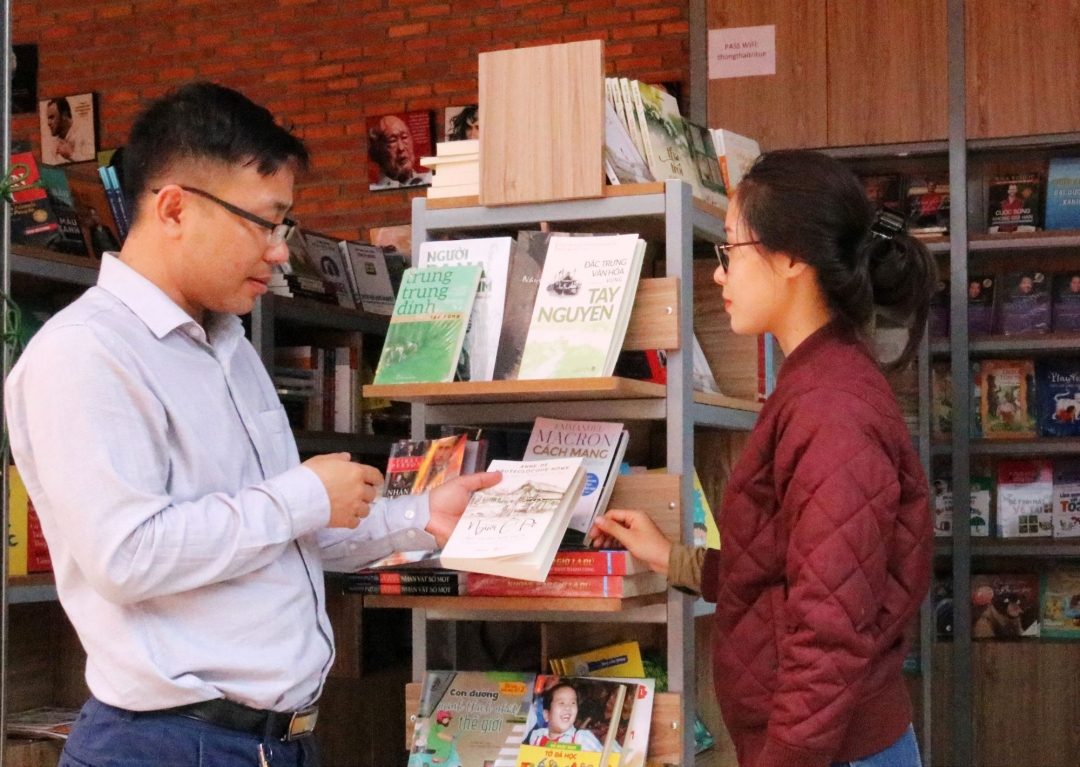 Anh Ngô Hữu Thức, chủ gian sách Thông thái trí tuệ chia sẻ về sách với khách hàng.