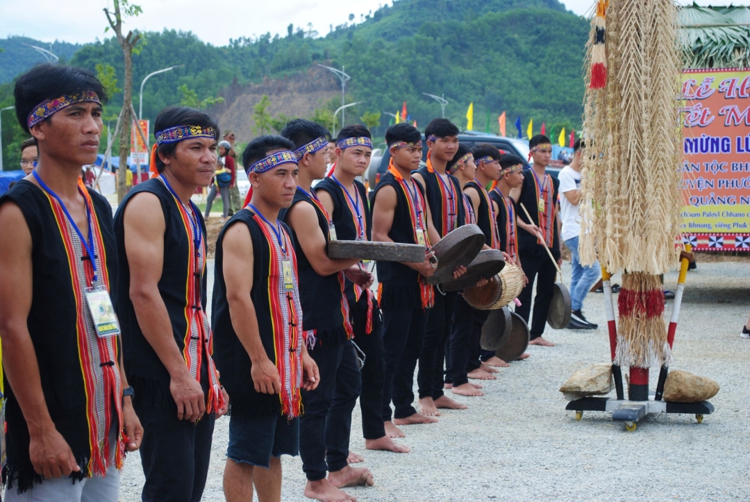 Những chàng trai Bhnoong trong bộ trang phục truyền thống chuẩn bị vào ngày hội.