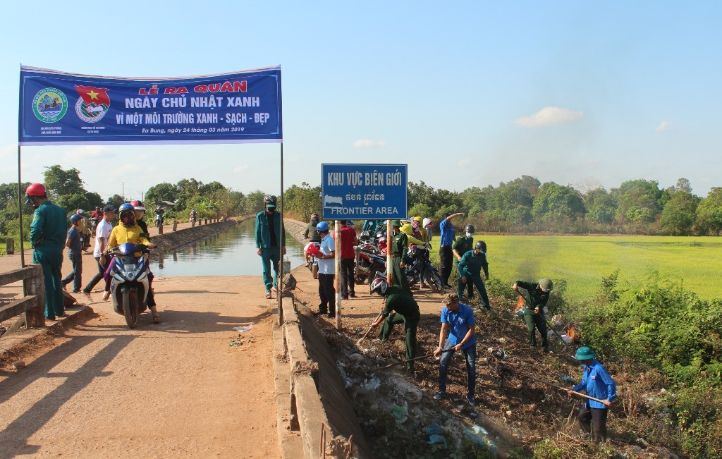 Đoàn viên, thanh niên các đơn vị dọn dẹp vệ sinh môi trường