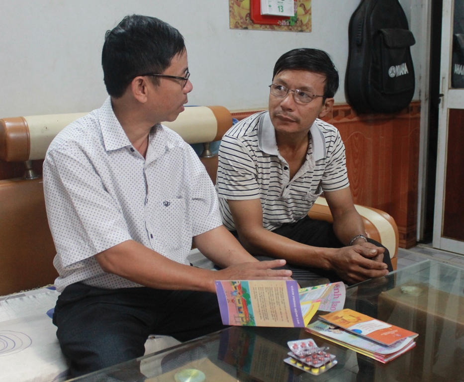 Cán bộ Trạm y tế xã Hòa Tiến (huyện Krông Pắc) hướng dẫn bệnh nhân cách sử dụng thuốc điều trị bệnh lao tại nhà. 