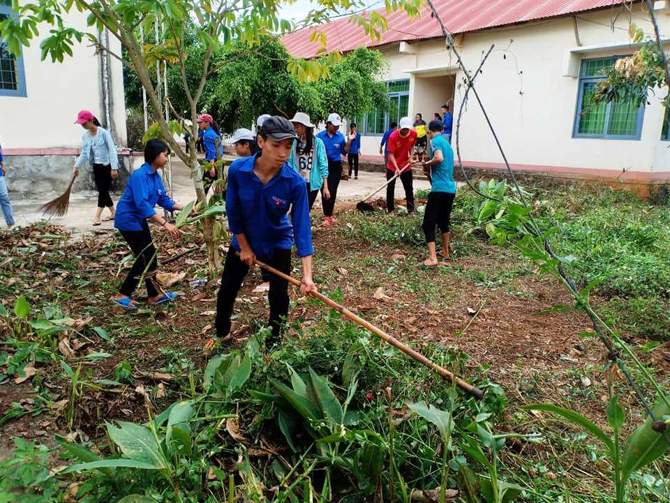 Đoàn viên thanh niên xã Ea Na tham gia dọn vệ sinh