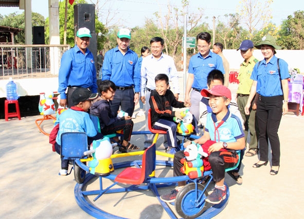 Bí thư Tỉnh Đoàn Y Nhuân Byă (bìa trái) cùng cán bộ Đoàn các cấp bàn giao khu vui chơi cho thiếu nhi buôn Tul B (xã Ea Wer, huyện Buôn Đôn). 