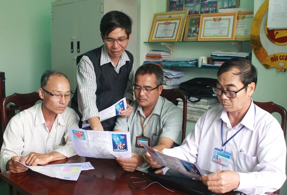 Cán bộ BHXH tỉnh tuyên truyền cho cán bộ phường Thành Nhất (TP. Buôn Ma Thuột) về lợi ích khi tham gia BHXH tự nguyện. 