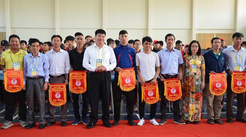 Ban tổ chức trao Cờ lưu niệm cho các đoàn về dự giải.
