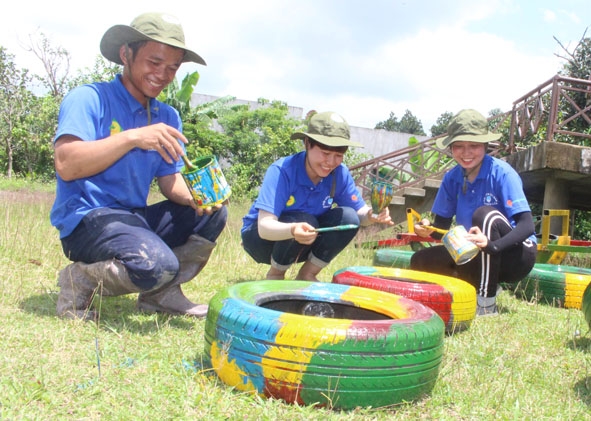 Thanh niên tình nguyện xây xựng khu vui chơi cho thiếu nhi xã Tân Tiến, huyện Krông Pắc.   