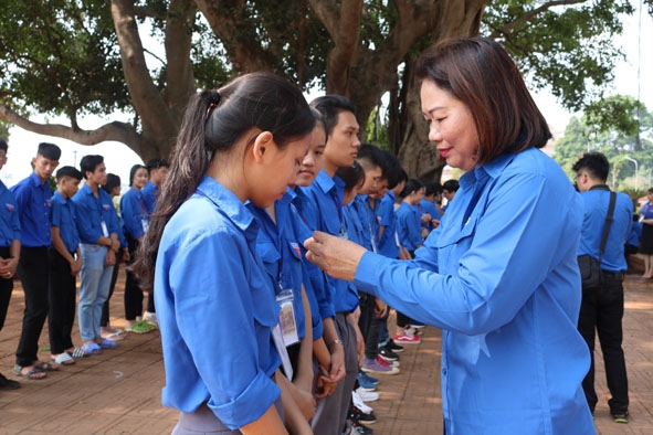 Lãnh đạo Trường Tiểu học, THCS & THPT Victory đeo huy hiệu Đoàn cho đoàn viên mới.