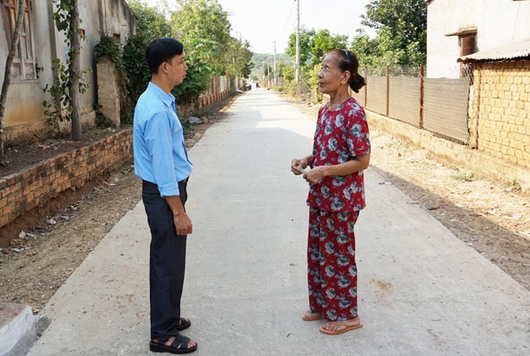 Con đường nội thôn Đoàn Kết (xã Dray Sáp) mới được bê tông hóa nhờ sự đồng lòng của người dân.  