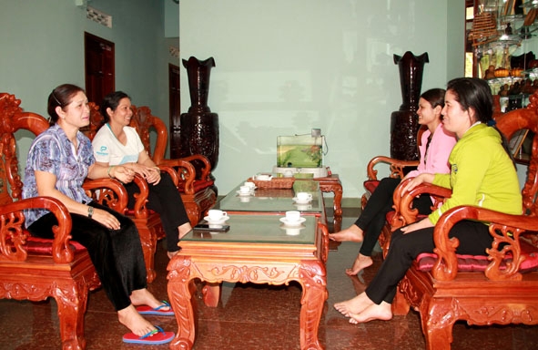 Cán bộ Hội LHPN thị xã Buôn Hồ thăm cơ ngơi khang trang của chị H’Luôn Niê (bìa trái, ngồi ngoài) Chi hội trưởng phụ nữ buôn Trinh 1 (phường An Lạc).