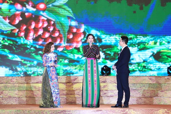  Hoa hậu Hoàn vũ Việt Nam  2017  H'Hen Niê - nhân vật truyền cảm hứng  cho nhiều phụ nữ  và bạn trẻ. 