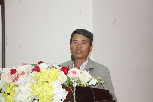 Ông Hà Văn Cường chia sẻ kinh nghiệm về việc hòa giải mâu thuẫn tại Lễ tuyên dương người có uy tín tiêu biểu của tỉnh. 