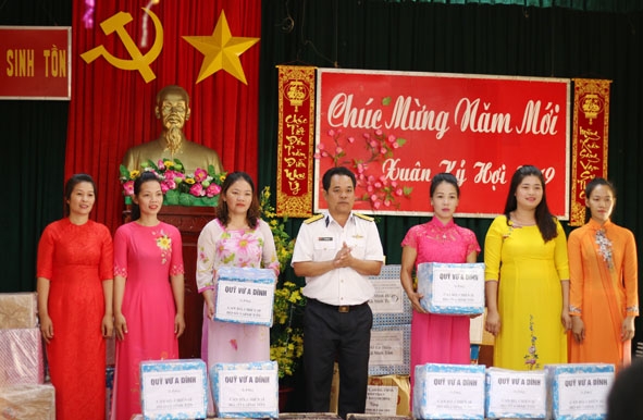 Thượng tá Lê Đình Hải, Phó Lữ đoàn trưởng Lữ đoàn 146 (Bộ Tư lệnh vùng 4 Hải quân) tặng quà chị em phụ nữ xã đảo Sinh Tồn dịp đầu Xuân mới. 