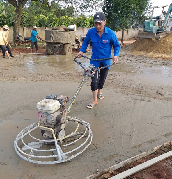 Sân bóng chuyền  tại buôn Jung  được người dân  và đoàn viên  thanh niên xã  đóng góp ngày công xây  dựng.  