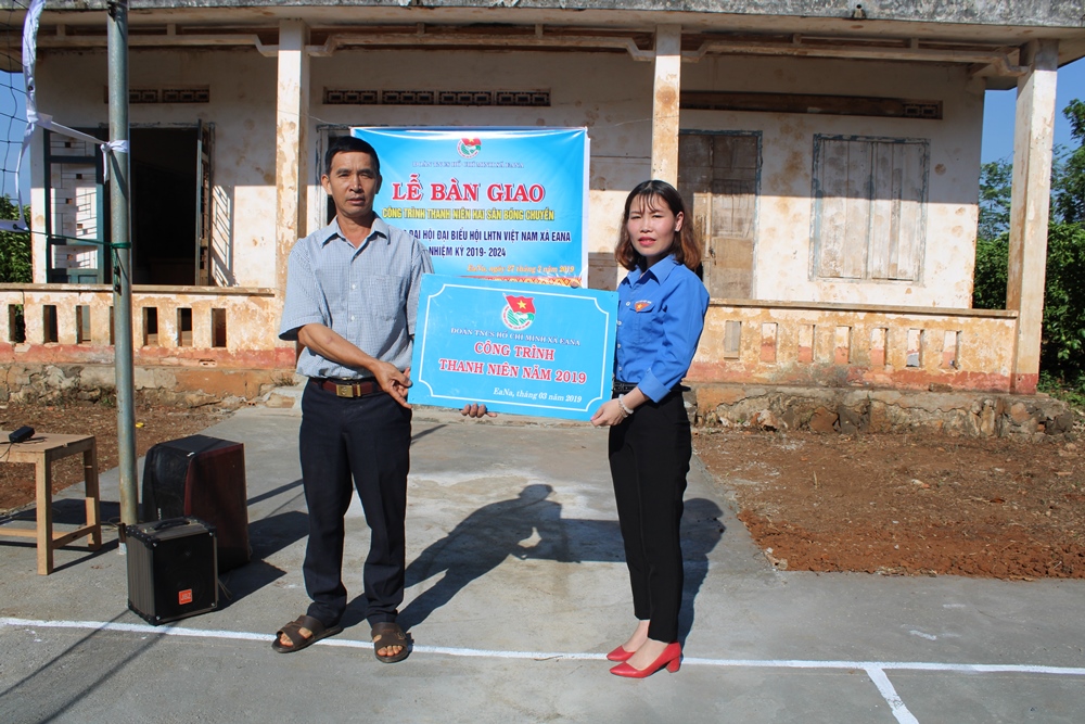 Đại diện Đoàn xã Ea Na bàn giao sân bóng chuyền cho thôn Thành Công