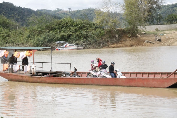 Khách đi đò tại Bến đò buôn M'liêng (xã Đắk Liêng).  