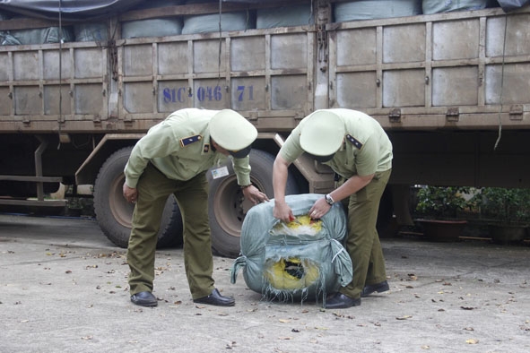 Lô quần áo cũ đã qua sử dụng được cơ quan chức năng phát hiện hiện vẫn đang trong tình trạng 