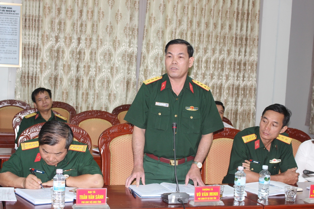 Thượng tá Võ Văn Minh, Phó Chính ủy Bộ CHQS tỉnh phát biểu tại hội nghị