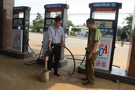 Đoàn tiến hành kiểm tra về đo lường