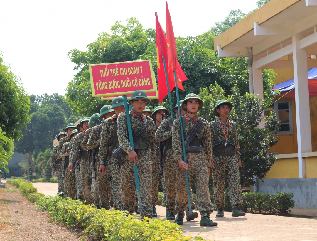 Tân binh trên đường hành quân ra thao trường huấn luyện