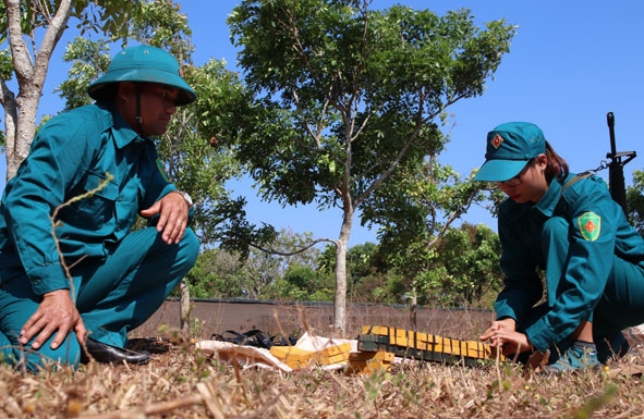 Chiến sĩ sao vuông thực hành nội dung gói buộc lượng nổ dài.