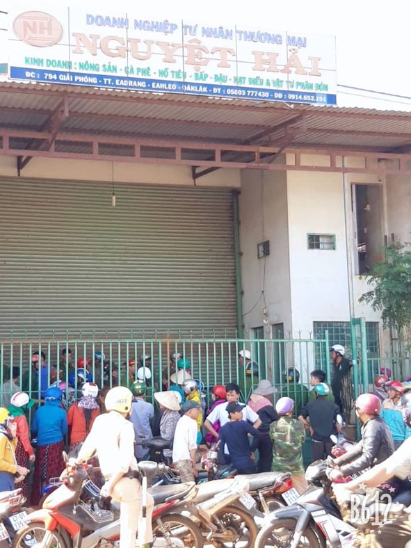 Cơ sở nông sản của Doanh nghiệp tư nhân Nguyệt Hải, thị trấn Ea Drăng, huyện Ea H'leo bị người dân bao vây (chụp chiều 27-2).