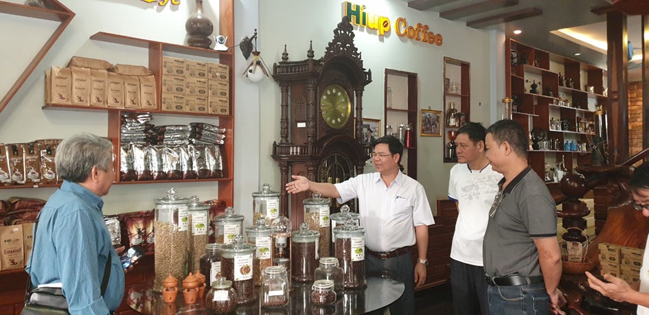 Du khách tham quan Showroom cà phê tại đường Lê Thánh Tông, TP. Buôn Ma Thuột.