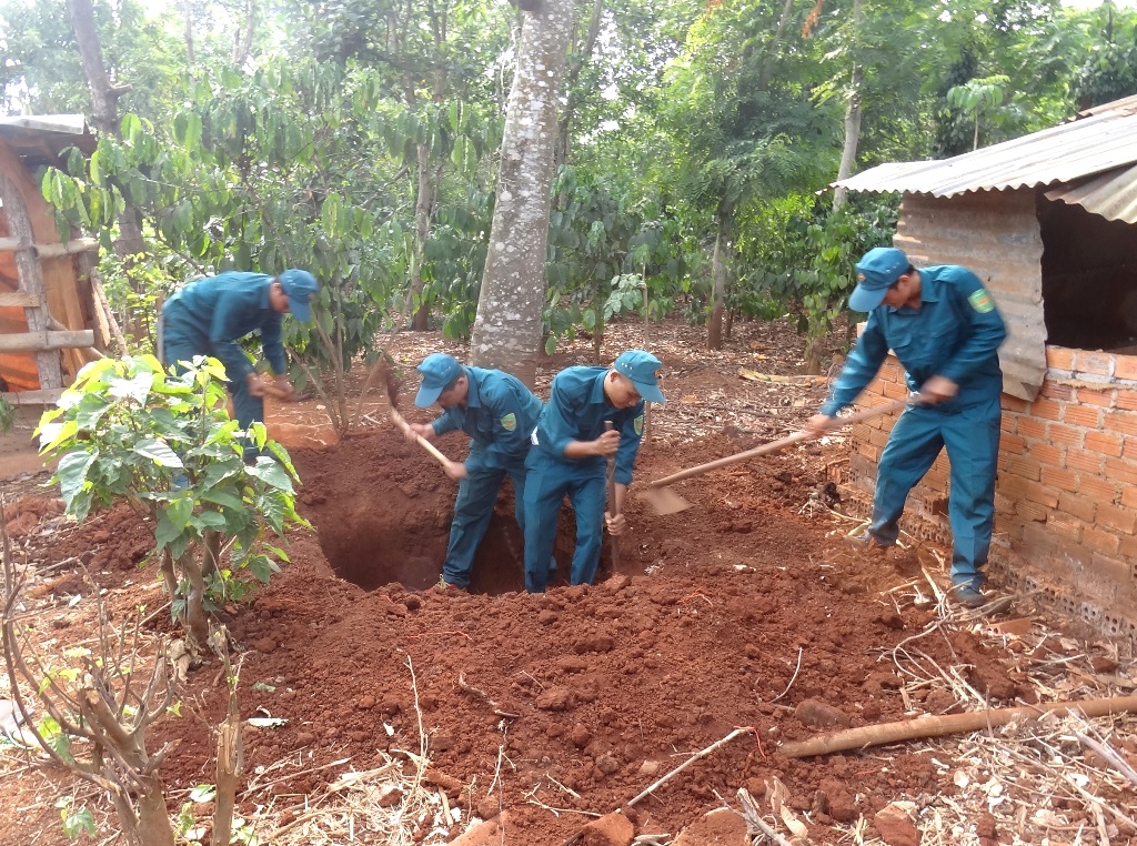 Các chiến sĩ dân quân đào hố rác giúp dân
