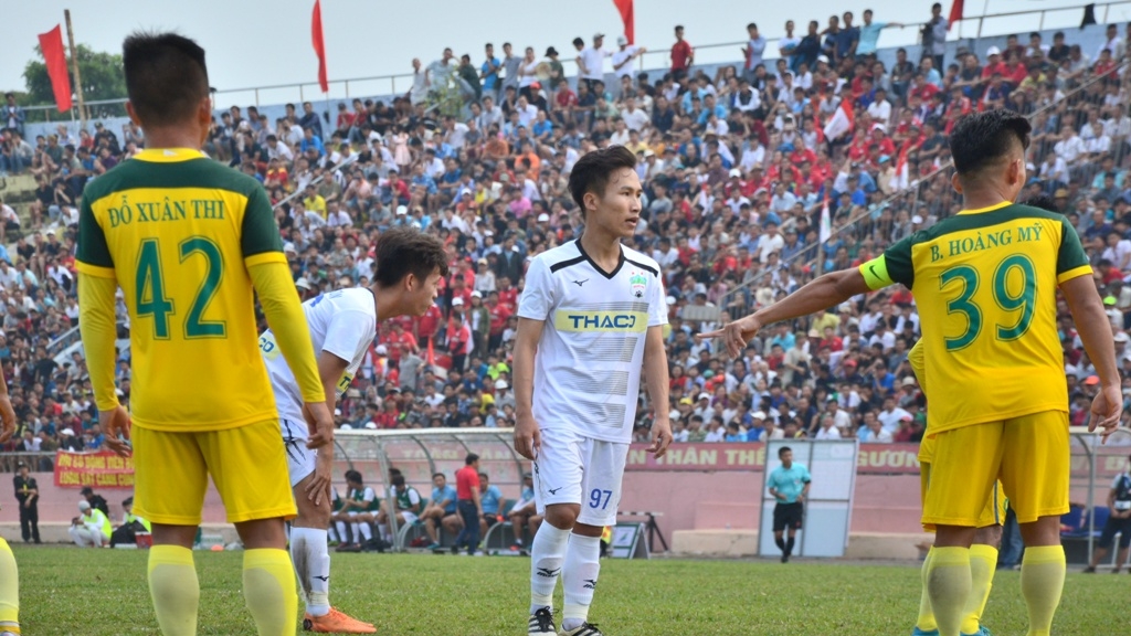 Cầu thủ Triệu Viêt Hưng (Hoàng Anh Gia Lai), cầu thủ ghi bàn quyết định trong trận gặp Indonesia tại Vòng loại Vòng chung kết U.23 Châ Á trong vòng vây của các cầu thủ Đắk Lắk