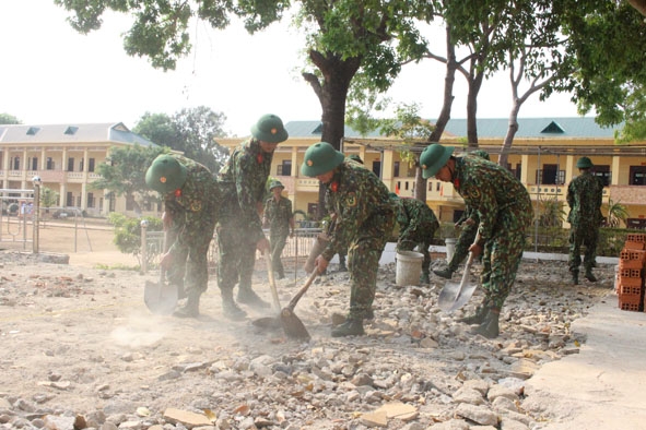 Đoàn viên, thanh niên Tiểu đoàn 303 sửa sang công trình khán đài. 