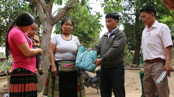 Cán bộ y tế xã Ea Đăh và thôn Giang Đông (bìa phải) tuyên truyền cho người dân về bệnh sốt rét.