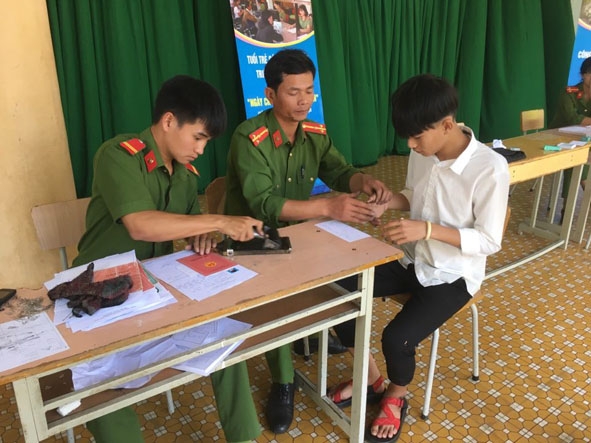 Công an huyện Buôn Đôn làm  chứng minh  nhân dân  lưu động cho  người dân.    