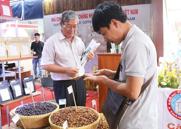 Du khách tìm hiểu về cà phê Buôn Ma Thuột tại Hội chợ - Triển lãm chuyên ngành cà phê lần thứ 7 năm 2019. 