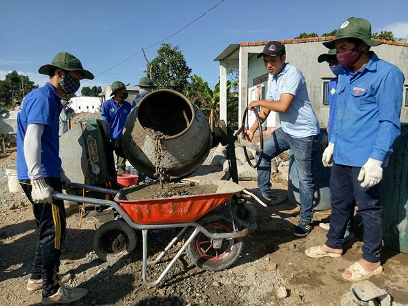 Đoàn viên, thanh niên xã Ea Pil và sinh viên tình nguyện làm đường giao thông ở thôn 1, xã Ea Pil.   