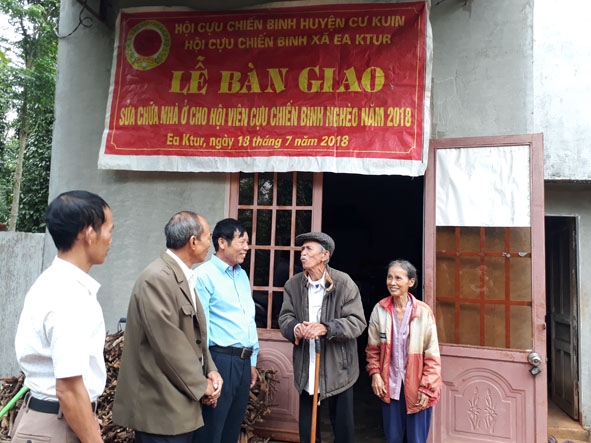 Hội CCB huyện Cư Kuin  bàn giao nhà Nghĩa tình đồng đội tặng hội viên Hồ Văn Kim. 