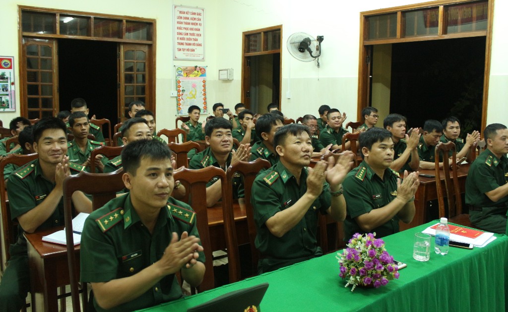 Cán bộ, chiến sĩ Đồn Biên phòng Cửa khẩu Đắk Ruê tham gia lễ phát động