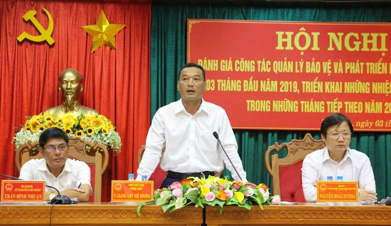 Phó chủ tịch UBND tỉnh Y Giang Gry Niê Knơng phát biểu tại hội nghị.