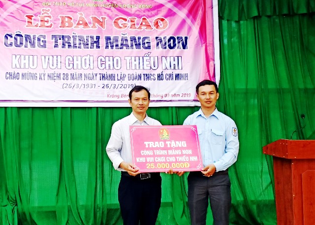 Đại diện Hội đồng Đội huyện Krông Bông bàn giao công trình 