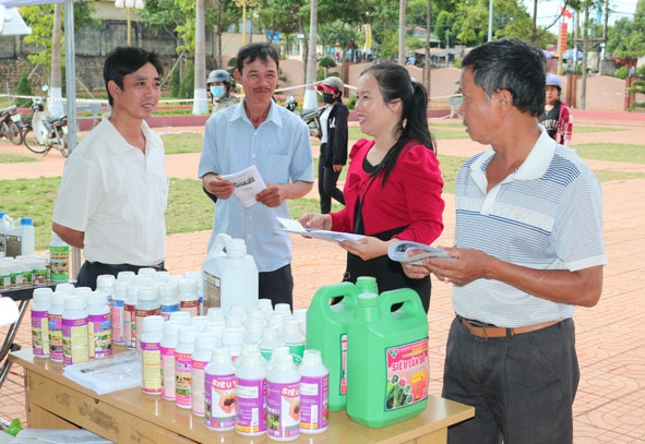 Phiên chợ hàng Việt về huyện Ea Kar năm 2018 thu hút sự quan tâm của người tiêu dùng. 