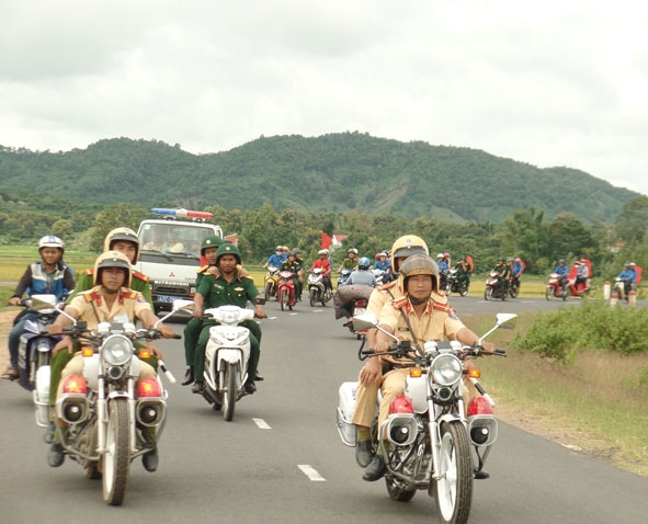Lực lượng CSGT huyện Lắk cùng đoàn viên, thanh niên diễu hành tuyên truyền ATGT. 