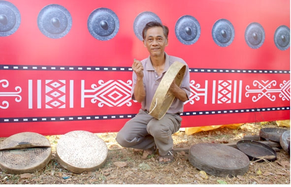 Nghệ nhân Dương Ngọc Tiển thẩm âm cồng chiêng. 