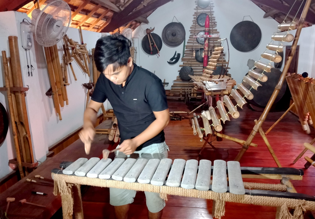 Chàng trai Tis đang hoàn thiện bộ đàn đá mới.