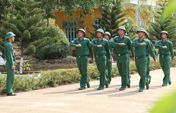 Chiến sĩ mới được huấn luyện điều lệnh đội ngũ.  