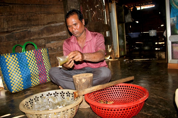 Ama Sanh chia “Vêch” ra từng bịch đi bán.
