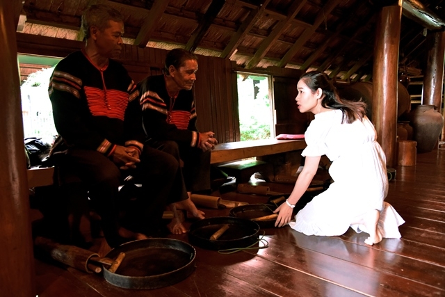  Du khách tìm hiểu về các loại nhạc cụ truyền thống Êđê.