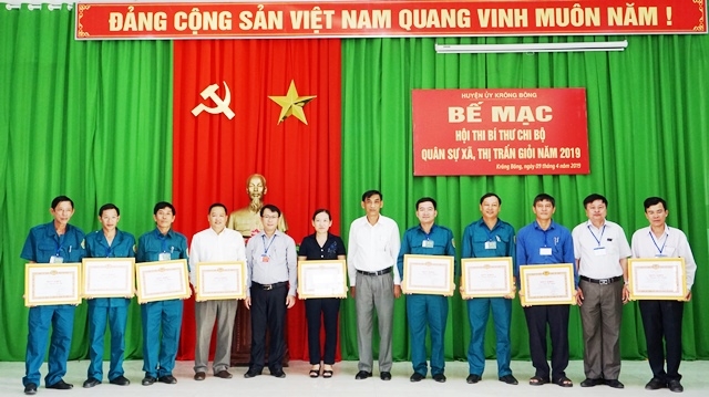 Ban tổ chức trao giải cho các thí sinh có thành tích xuất sắc tại hội thi.