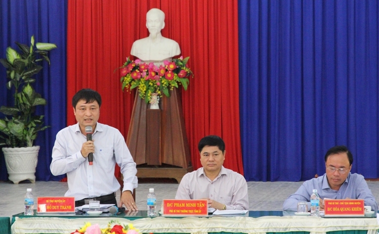 Bí thư Huyện ủy MĐrắk Hồ Duy Thành phát biểu tại buổi làm việc.