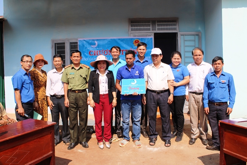 Anh Y Thân Kpă nhận bàn giao căn nha Nhân ái