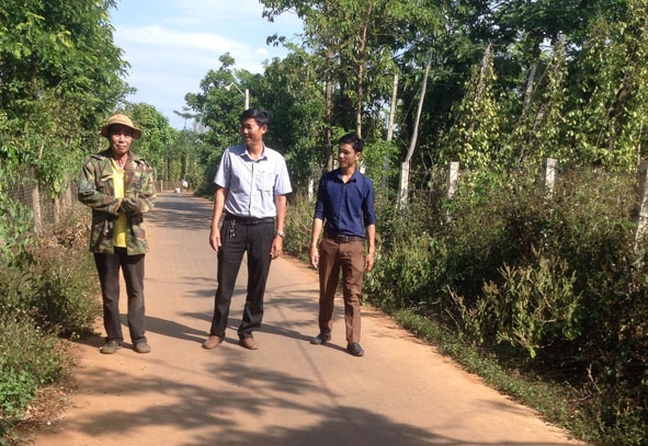 Một đoạn đường bê tông ở thôn Tây Hà 3 được làm có sự đóng góp của người dân.  