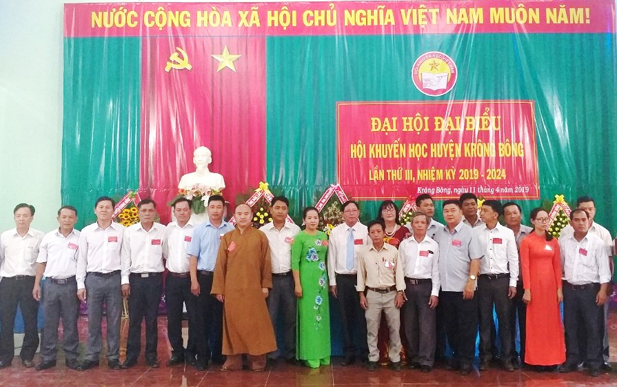 Ban Chấp hành Hội Khuyến học huyện Krông Bông khóa III nhiệm kỳ 2019 - 2024 ra mắt hội nghị.